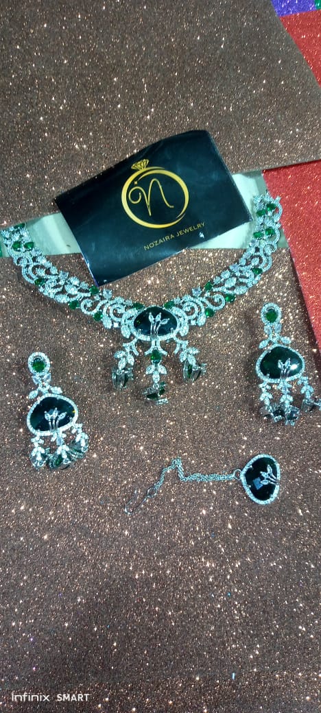 Emerald Luxury jewellery set